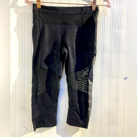Lululemon Mesh With Me Crop Leggings in‎ Animal Swirl Embossed Black Camo Size 4 - Picture 2 of 8